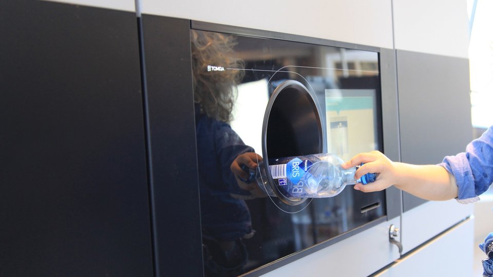 Droga od zużytej butelki do nowej, czyli jak wygląda recykling w systemie kaucyjnym