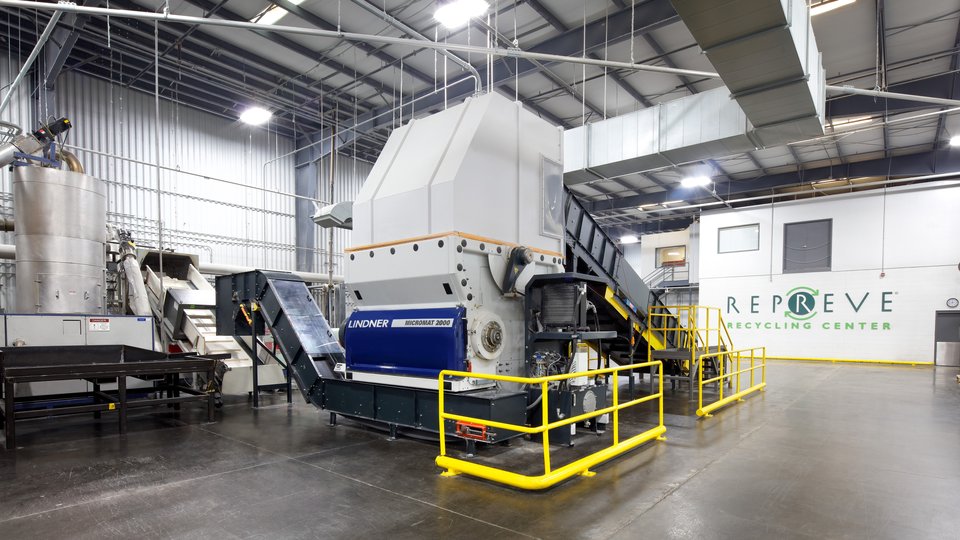 High-tech recycled fiber from plastic waste