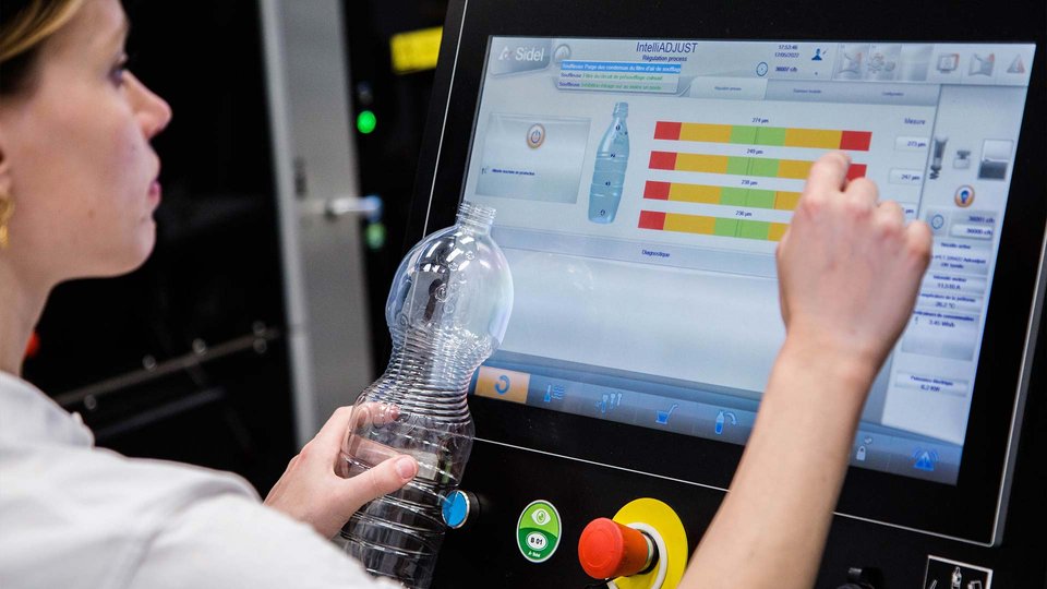 Nowy IntelliADJUST - kontrola jakości butelek PET na linii produkcyjnej