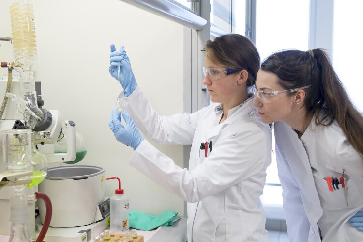 innovation-linz-researchers-in-fractionation-lab-c-borealis-1