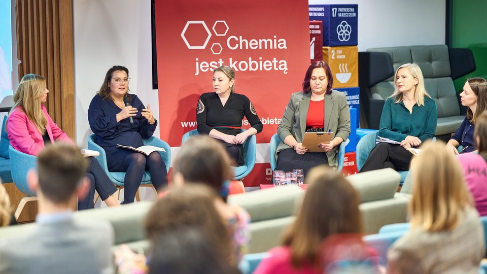 BASF Polska edukuje w kolejnej edycji kampanii społecznej "Chemia jest Kobietą"