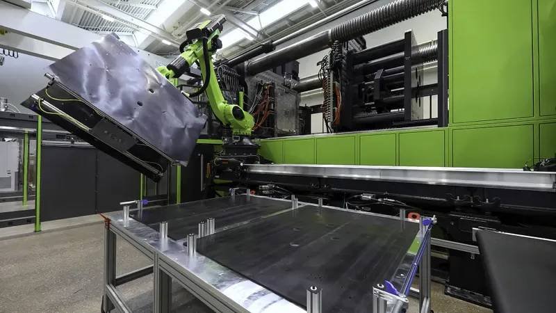 The World's largest Technical Center injection moulding machine in action