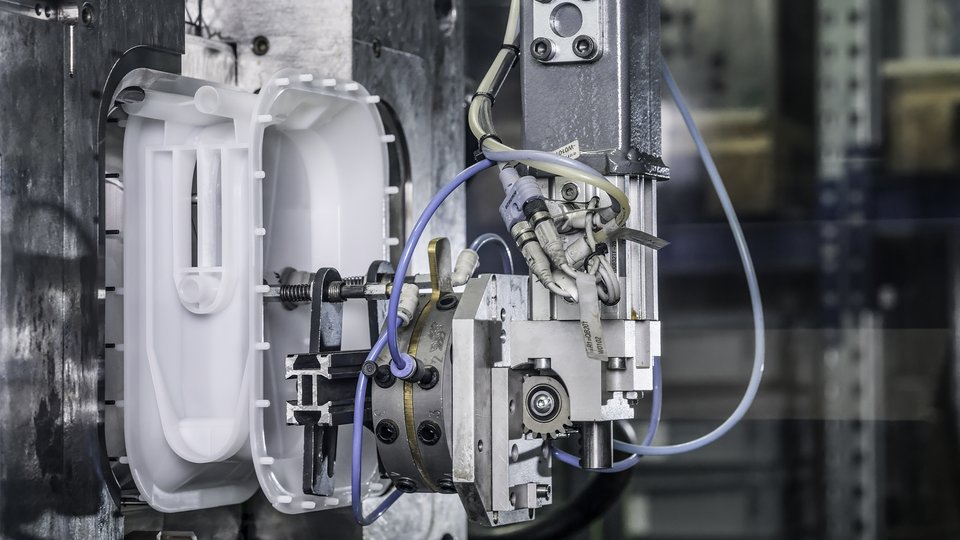 SolidPlast boosts efficiency with iQ hold control from ENGEL