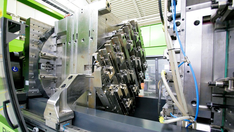 35 Years of ENGEL tie-bar-less technology