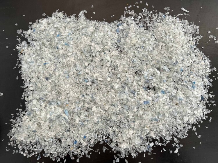 : W recyklingu tacek do tacek sortowanie na poziomie płatków eliminuje szerokie spektrum zanieczyszczeń.