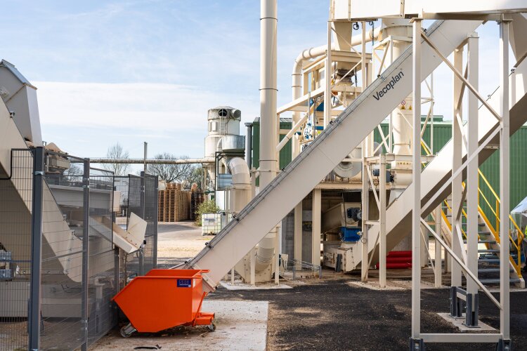 Vecoplan supplied, among other equipment, several enclosed drag chain conveyors.