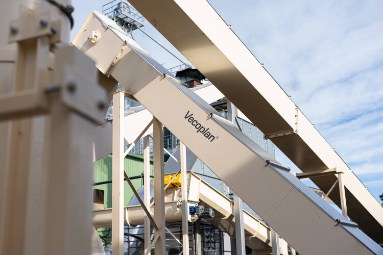 Drag chain conveyors move material without generating dust