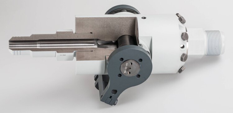 Robust, precise, and fast: ENGEL’s new rotary slide shut-off nozzle enables short switching times at high flow rates – ideal for demanding applications such as cap production.