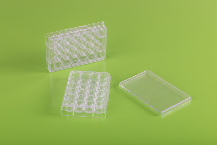 Maximum precision for diagnostics: Well plates with lids, manufactured to meet the highest standards in quality, dimensional accuracy, cleanliness and cost efficiency.