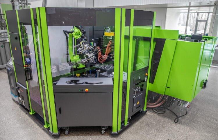 easix robot in action: Engel’s easix six-axis robots stand out for their high flexibility and compact design – ideal for complex automation tasks in confined spaces.