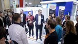 K 2025 promuje młode talenty poprzez wycieczki i fora