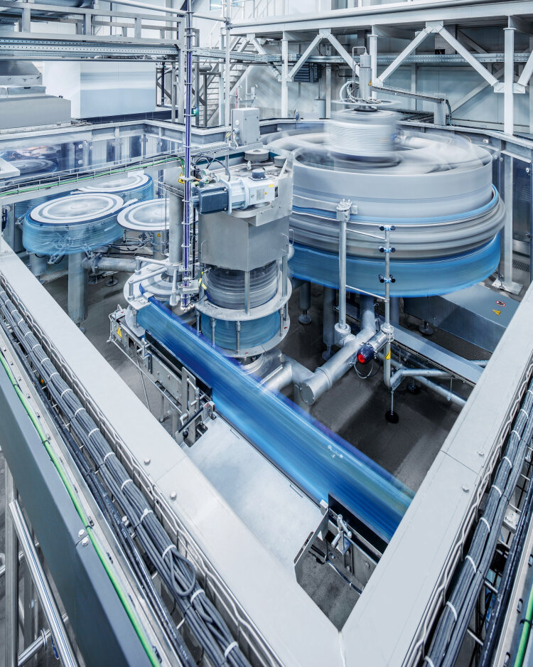 Na produkt w butelce działają różne siły odśrodkowe podczas przekazywania z nalewarki do gwiazdy transferowej i dalej do zakręcarki.