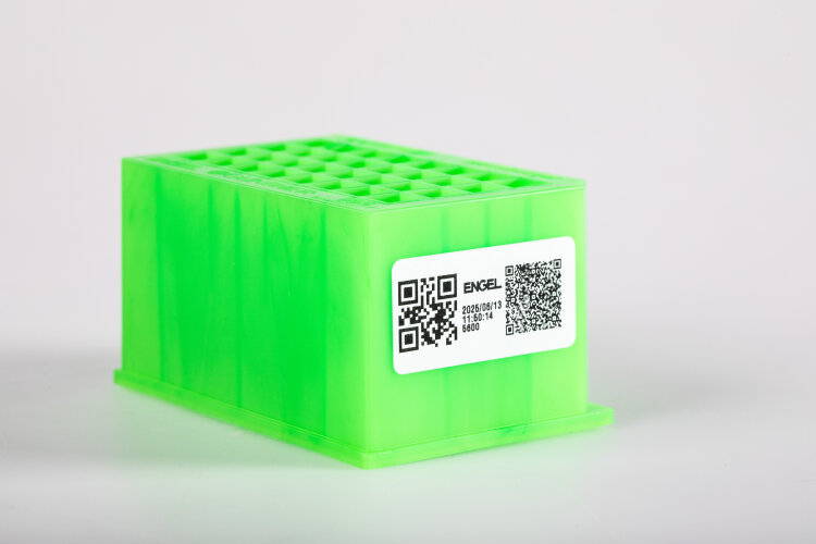 Maximum precision without manual optimisation loops: The component produced with ENGEL's inject AI demonstrates how AI ensures quality.
