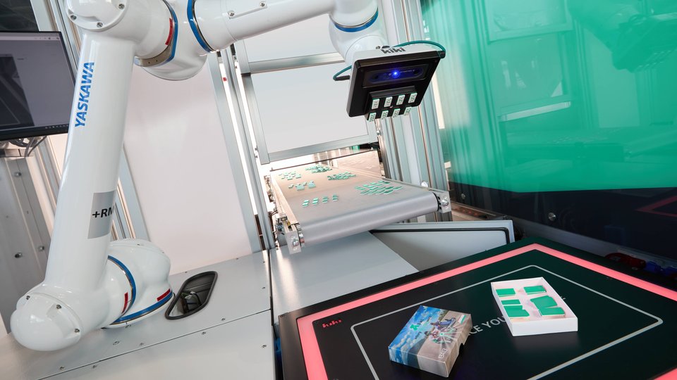 Allrounder More 2000: multi-component injection moulding of 2C dominoes