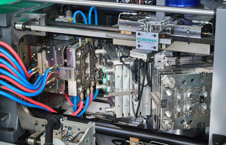Compact cube machine from Arburg: An Allrounder Cube 1800 will be producing two-component caps for the personal care market segment at the K 2025 with a 4+4-cavity demo mould from Foboha.