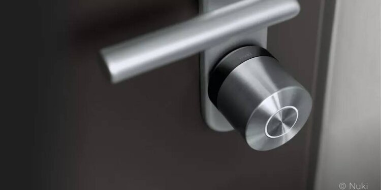 Smart Lock from Nuki: The full circle light ring shows that the door is locked. Two components made from PLEXIGLAS® molding compounds from Röhm enable this light effect in the fifth product generation.
