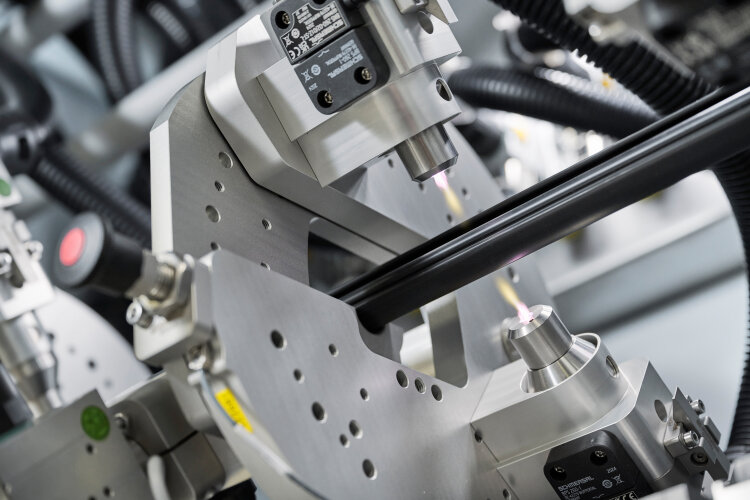 This precise inline pretreatment ensures optimal adhesion of EPDM or door profiles during printing, flocking, or bonding.