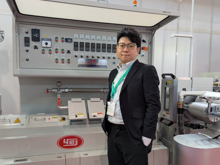 Kevin Hsu presents a 3-in-1 machine combining shredding, extrusion and pelletizing in a single process line, YE I Machinery Factory booth at K 2025