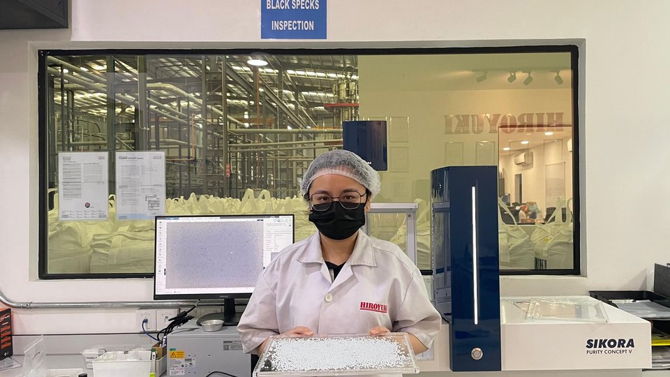 Hiroyuki uses Sikora's inspection and analysis system