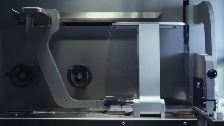 The patented FilmTeq sealing system seals gently from above. (Photo: Christ Packing System)