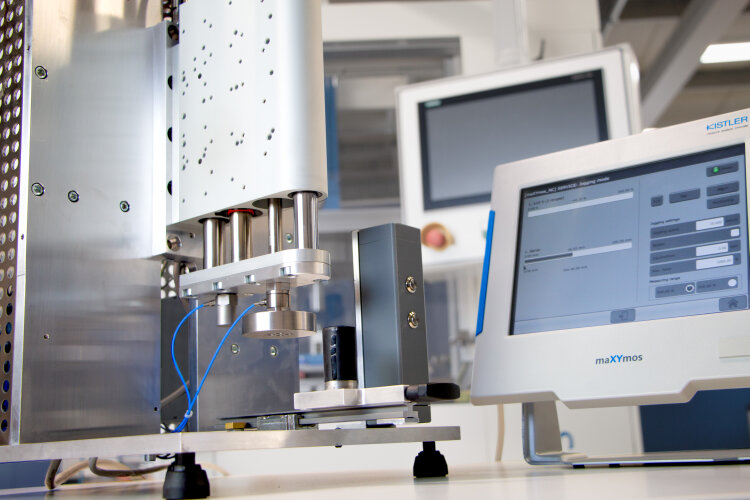 High-speed joining meets precise force measurement: Kistler supplements the proven LinMot linear module with piezoelectric force measurement technology and automatic acceleration compensation.