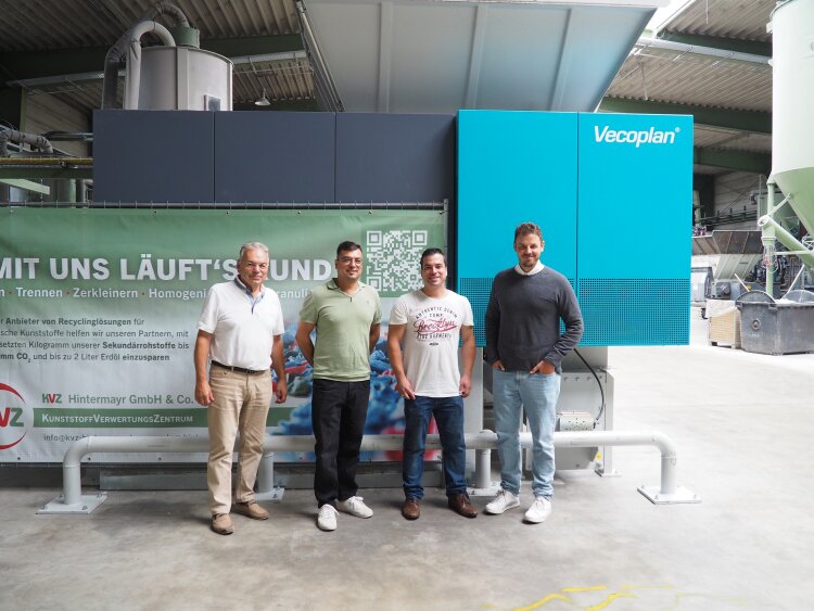 Pictured (from left): founder Karl Hintermayr, who handed the company over to his sons Franz-Xaver and Veit-Kilian, and Bastian Wienen from Vecoplan.