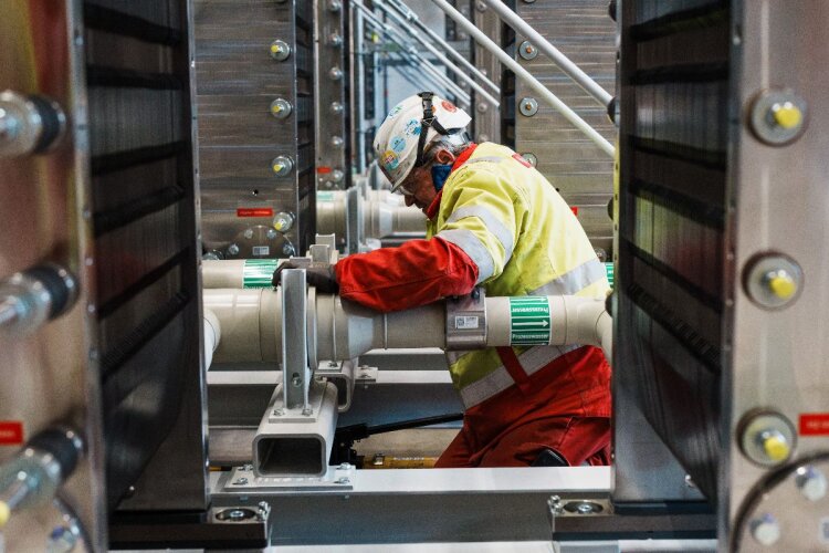 Installation of electrolysis modules for a hydrogen plant.