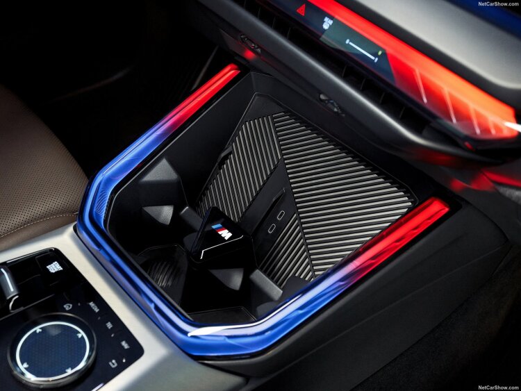 Function meets design: This decorative and functional part for the BMW X3 combines matte chrome film with a PUR surface – a showcase for highly automated 3K processes. Photo: Yanfeng