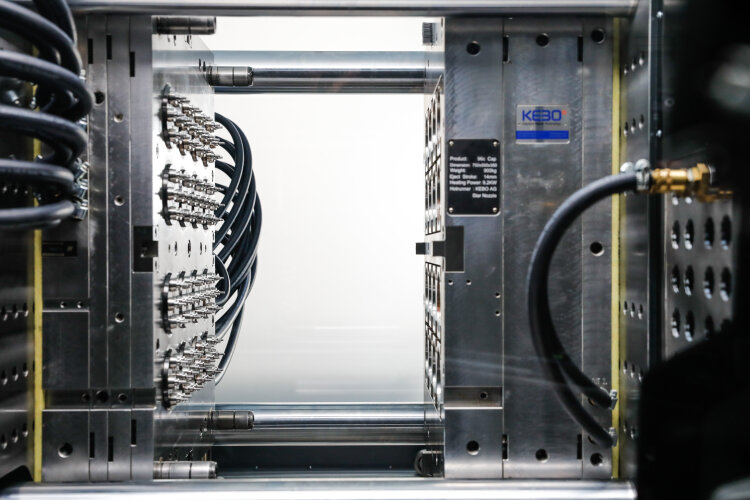The mould area of the all-electric e-mac 130 with the 96-cavity mould demonstrates precise, high-output manufacturing in a space-saving production setup.