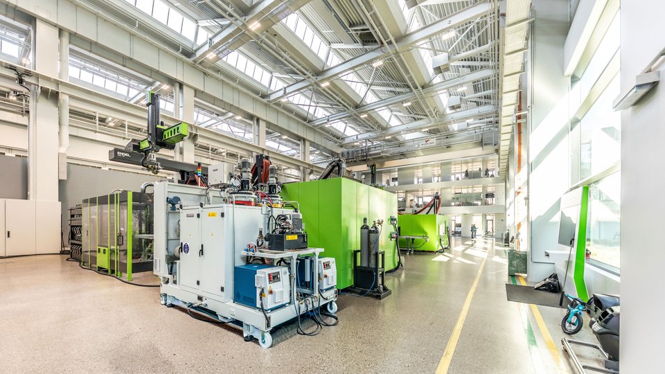 ENGEL launches clearmelt competence center for PUR flooding
