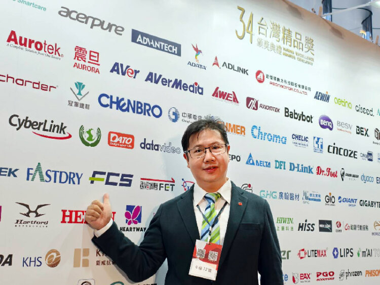 FCS SA Series outward toggle injection molding machine in production
