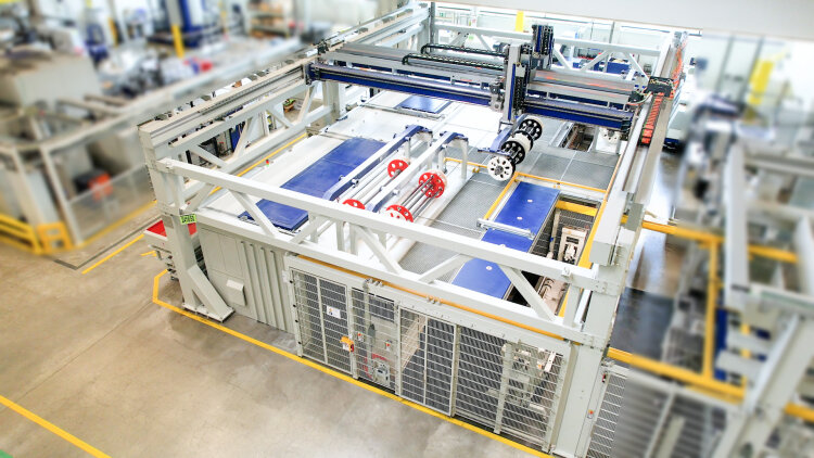 The fully automated polishing cell consists of two trough vibrators, a cleaning unit, a loading station and a fully automatic Z 1000 centrifuge. Workpiece transport is handled by the gantry system.