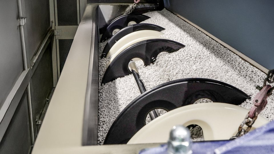 Automation of plasticizing screw polishing