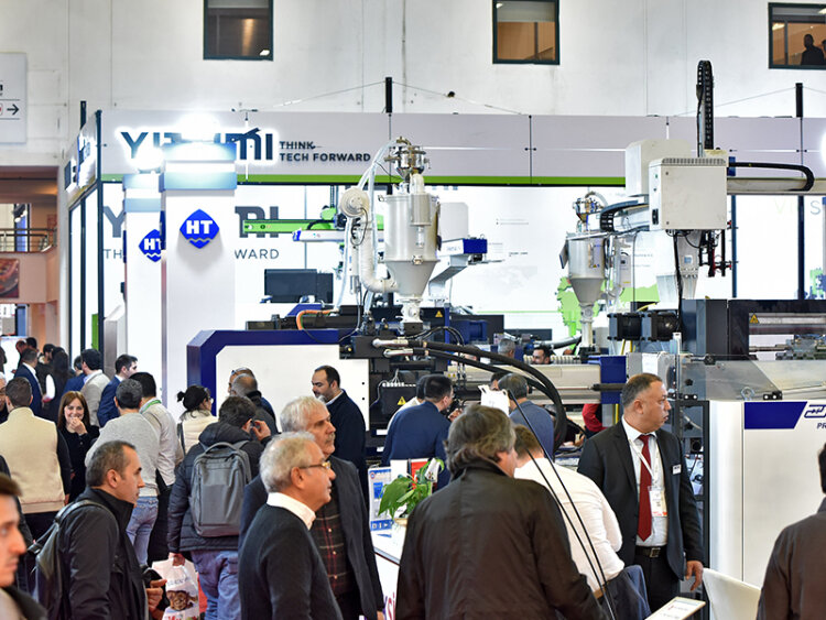 Visitors and exhibitors at Plast Eurasia Istanbul