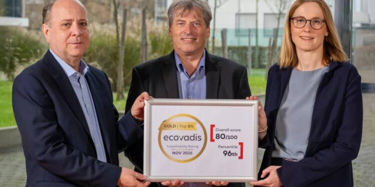Together for Sustainability: Peter Reinhard (responsible for sustainability programs), Hans-Peter Hauck (COO), and Andrea Fruth (Head of Sustainability), celebrate the award. Photo: Röhm