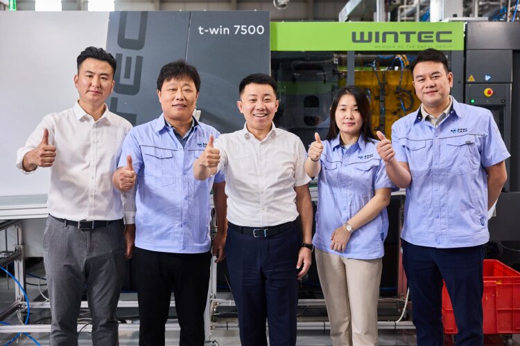 From left: Feng Zou, Wintec Sales Agent / Zhaogang Qu, RuiMu / Xiankun Bi, Chairman Shandong Yichen Holding / Dandan Du, RuiMu / De Dong, RuiMu