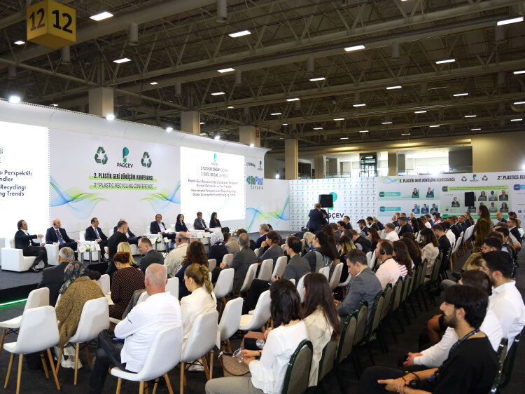 Visitors in business meetings at RePlast Eurasia