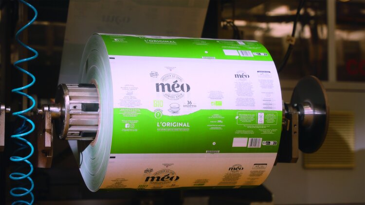 Cafés Méo's new PE design for recycling flowpack film from adapa on the packaging line.