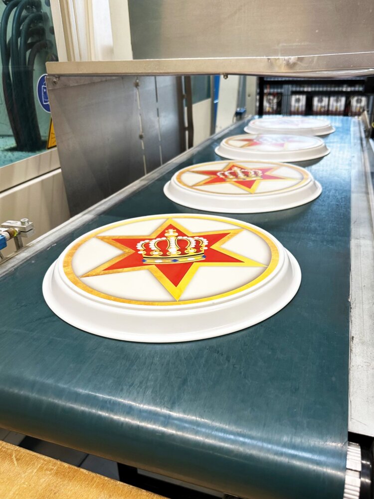 Round waiter’s trays are well-known products from elasto.