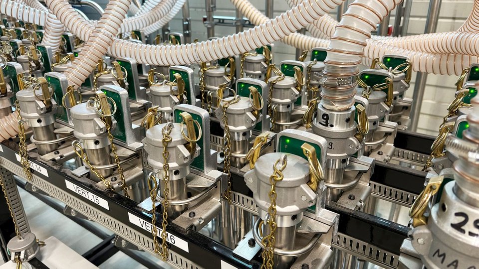 Central material supply system increases efficiency at elasto