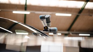 Roboty współpracujące i A