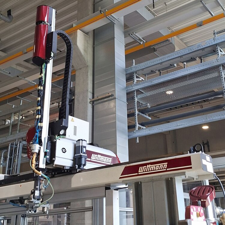 Linear robots from Wittmann play a vital role in the standardized automation cells at Rauschert.