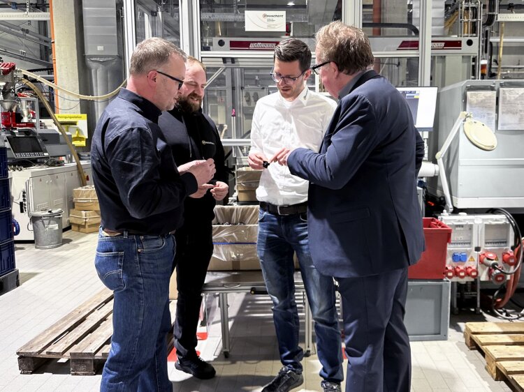 Working as a team for more flexibility and productivity: Alexander Förtsch, Manuel Rommel and Tobias Büchner from Rauschert and Wolfgang Prütting from Wittmann Battenfeld Deutschland (from left to right). Not in the picture: the automation team with Frank Pösel.