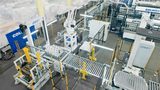 Integrated systems for palletizing and stretch film extrusion