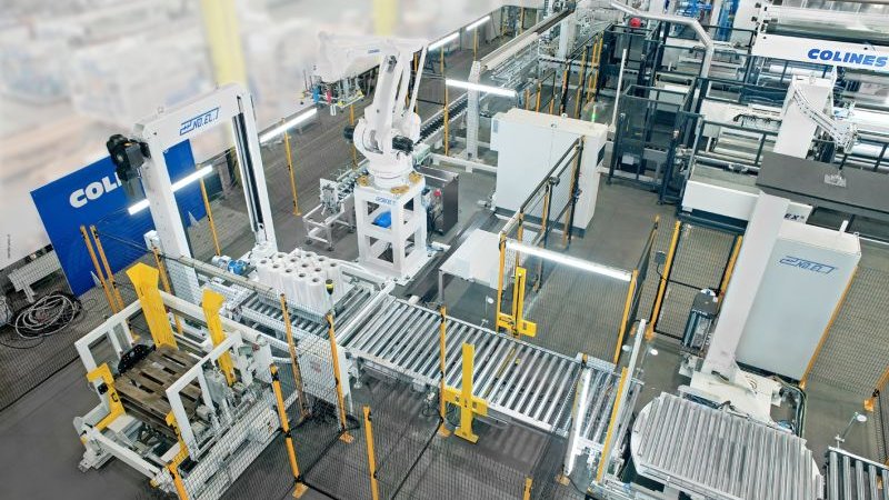 Integrated systems for palletizing and stretch film extrusion