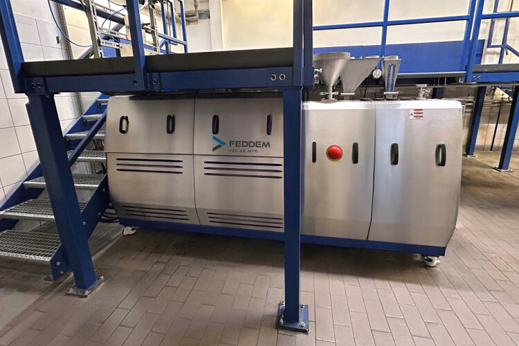 The FED 26 MTS extruder was height-adjusted to the new working platform at the AF-COLOR plant, enabling optimal use of space.