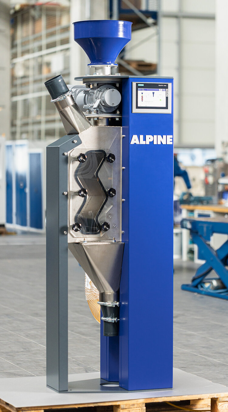 The resin dedusting system from Hosokawa Alpine removes dust from the granulate before it enters the dosing units of the extruder, thereby significantly improving film quality.