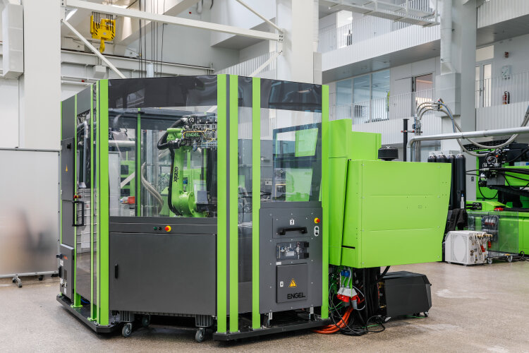 Injection moulding cell with Engel victory and easix six-axis robot as the basis of the fully automated production solution for thermoplastic composite rotor blades (rear view)