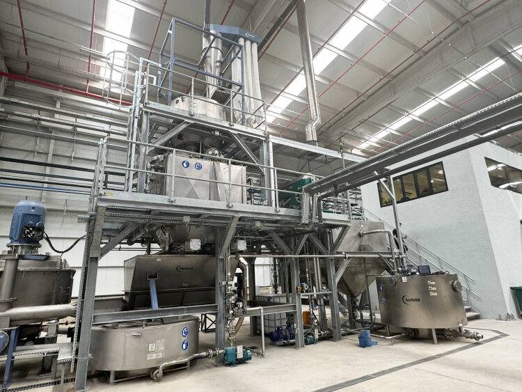 As a central process stage within the PET washing line, the hot wash system in batch design enables controlled temperature management and defined dwell times for efficient removal of labels, adhesives and organic residues.