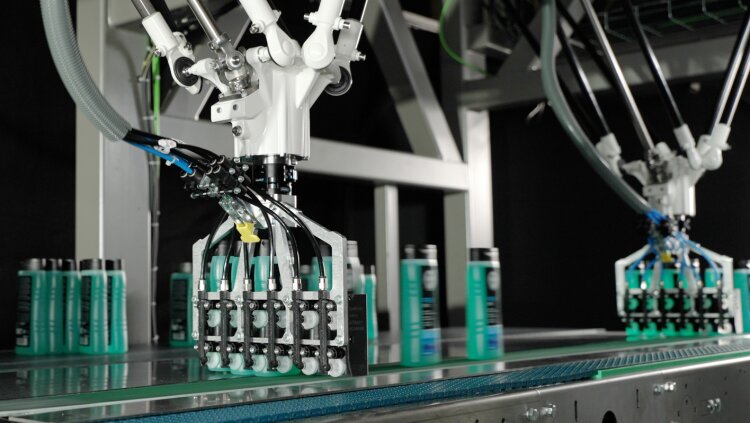 Cermex RoboSELEX robotic sorting system for handling lightweight bottles
